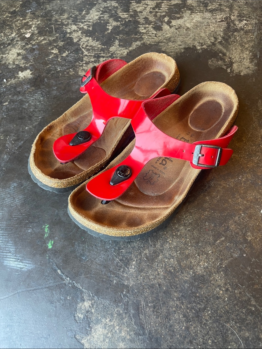 Birkenstock  Betula Gizeh Cherry patent red sandals